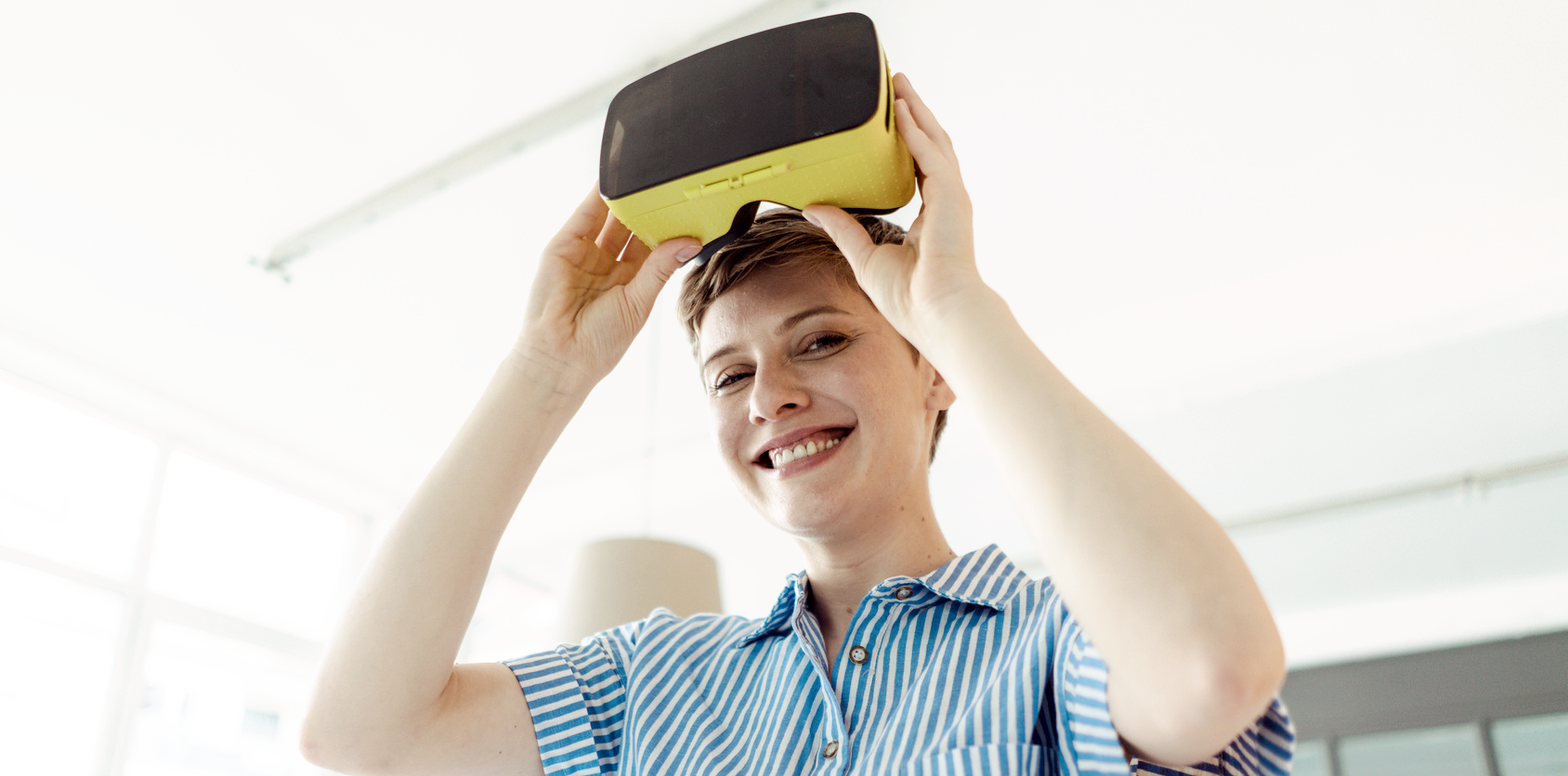 Frau mit VR Brille fuer MTS