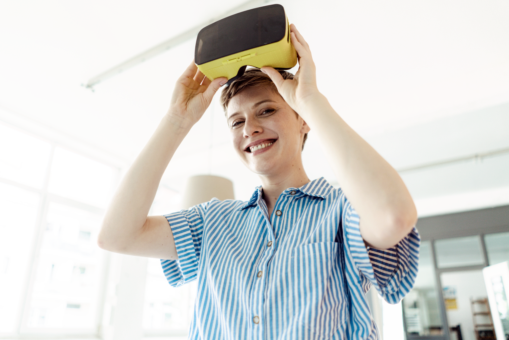 Frau mit VR Brille fuer MTS
